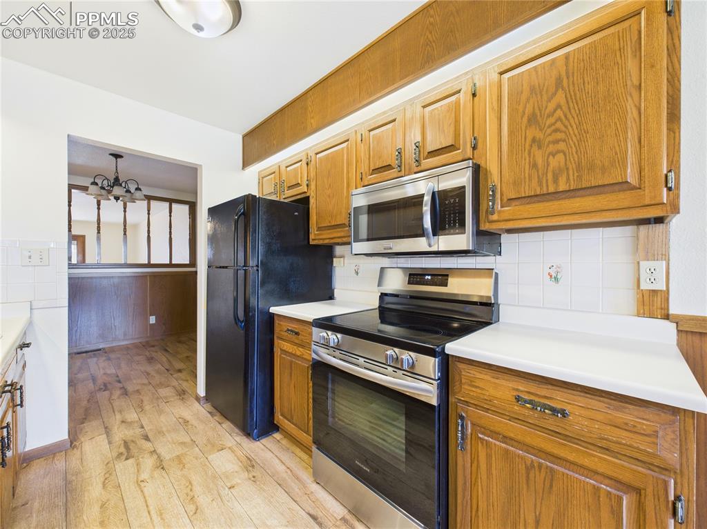 Image 10 of 46: Kitchen