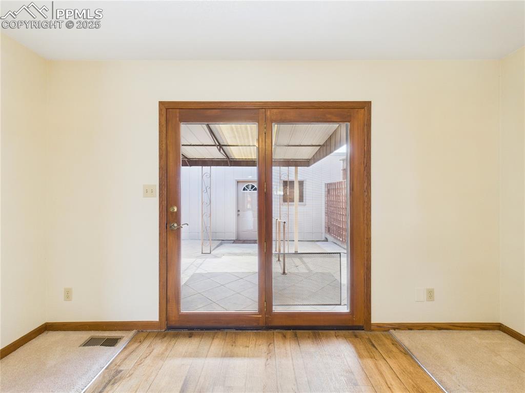 Image 19 of 46: Entry