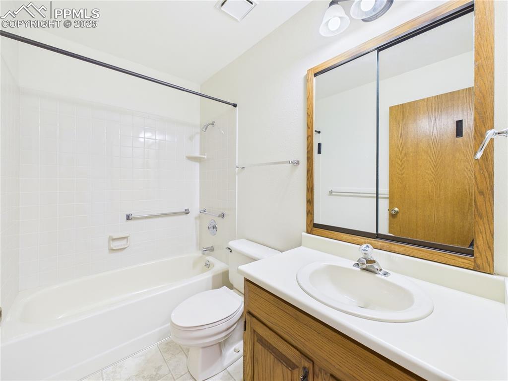 Image 24 of 46: Bathroom