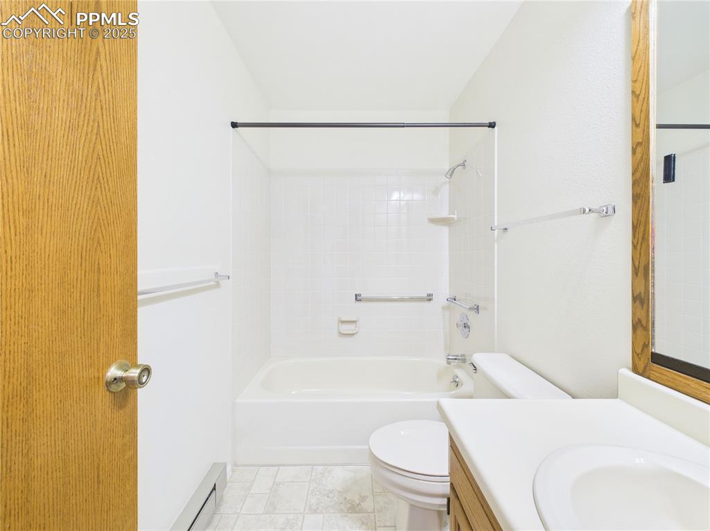 Image 28 of 46: Bathroom