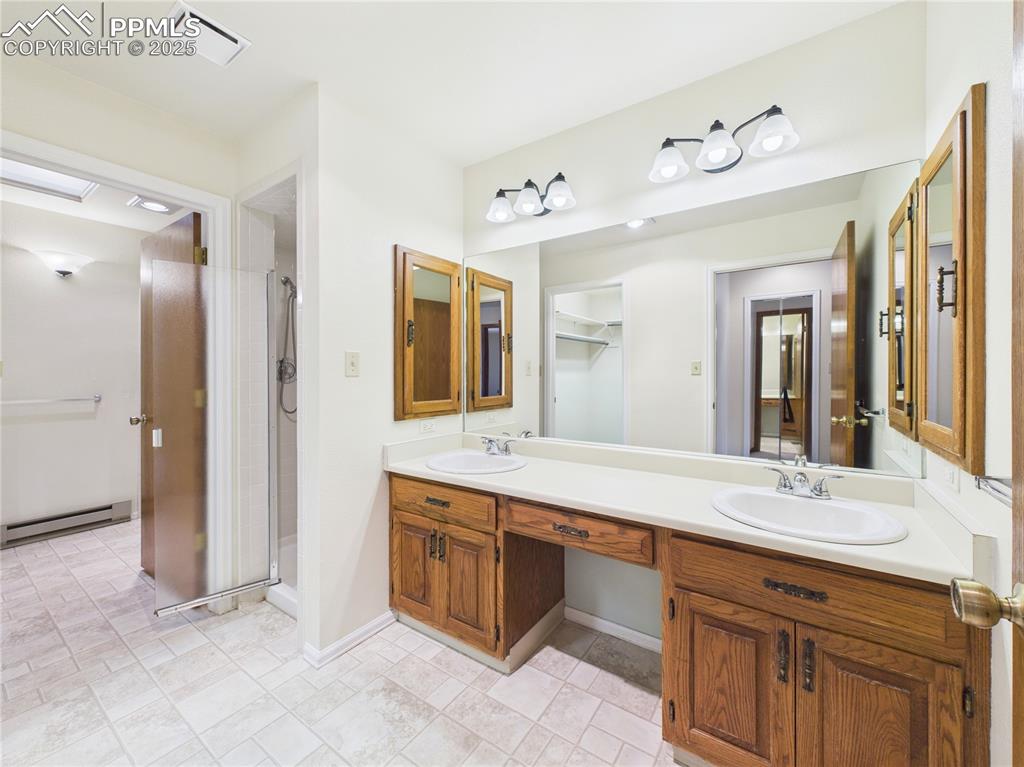 Image 33 of 46: Bathroom