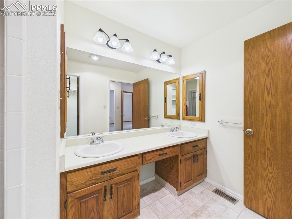 Image 35 of 46: Bathroom