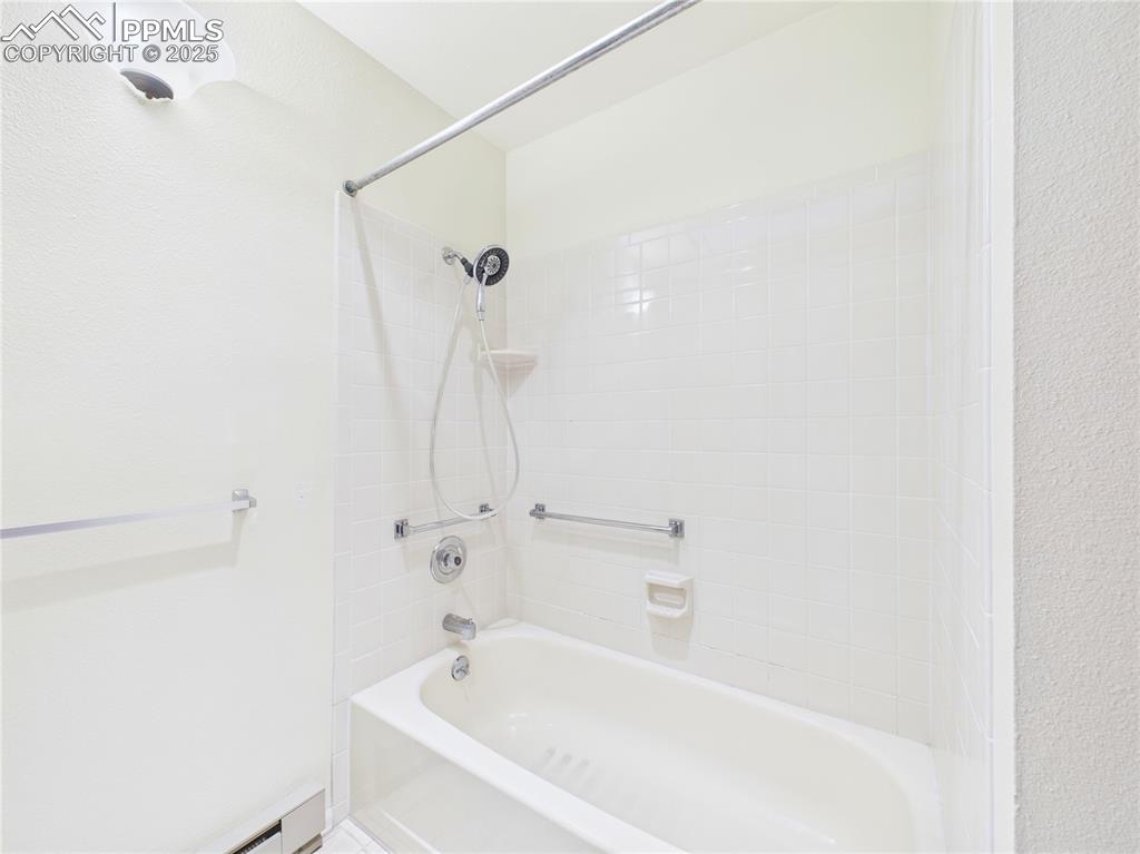 Image 39 of 46: Bathroom