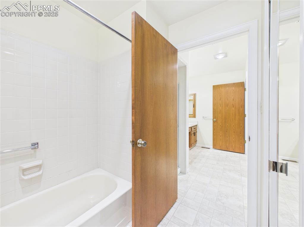 Image 41 of 46: Bathroom