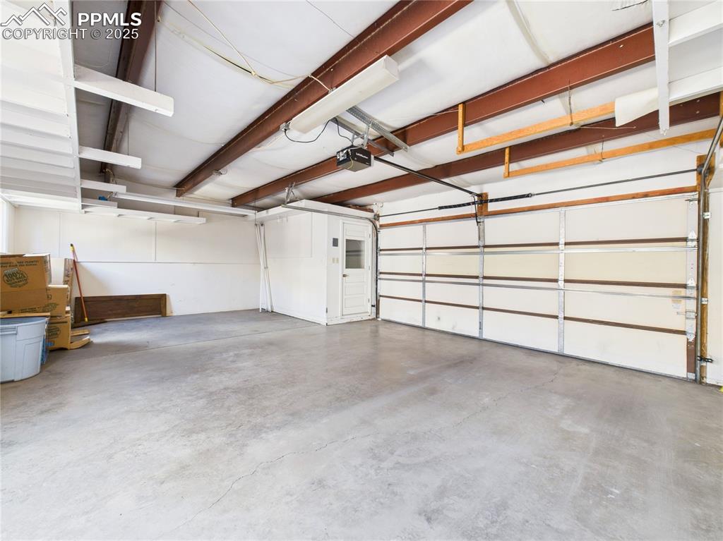 Image 44 of 46: Garage