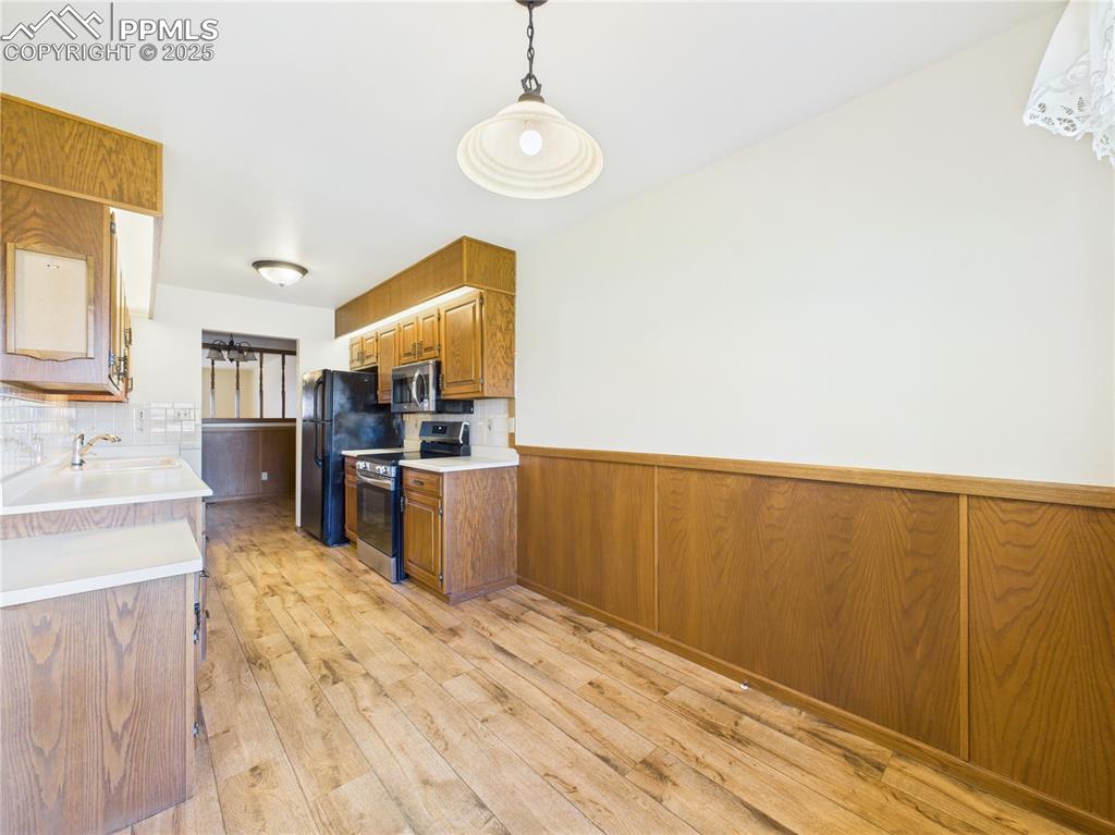 Image 5 of 46: Kitchen