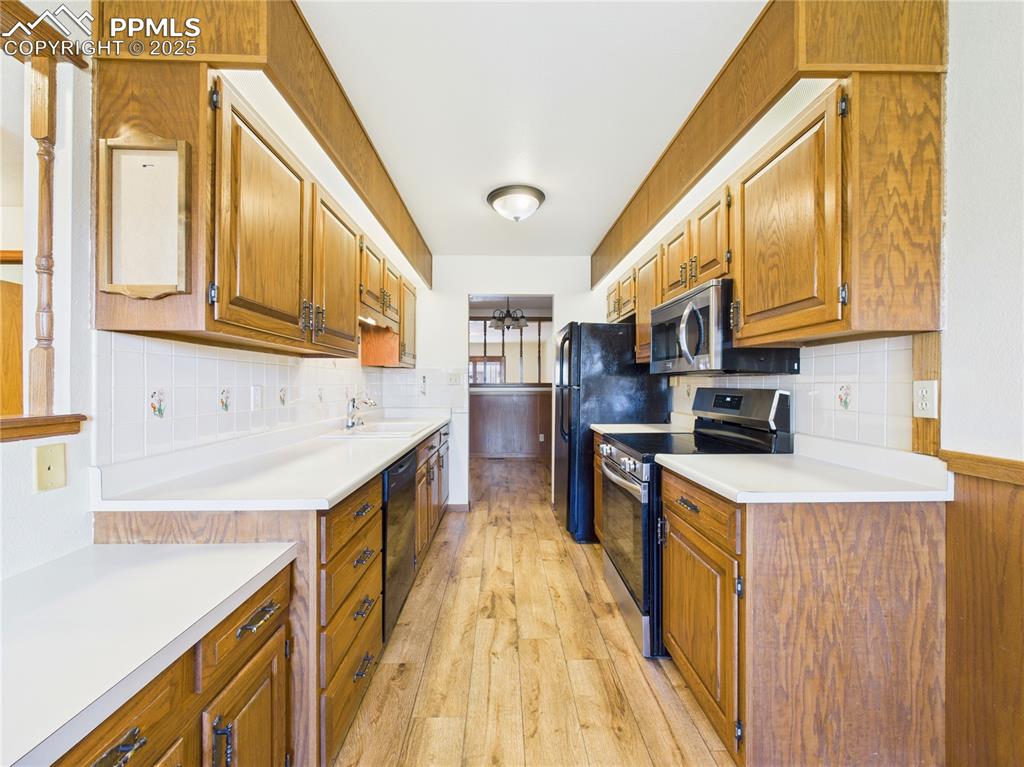 Image 9 of 46: Kitchen