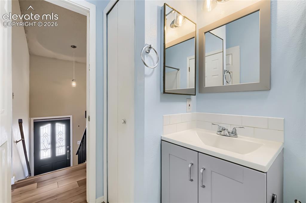 Image 19 of 26: Bathroom
