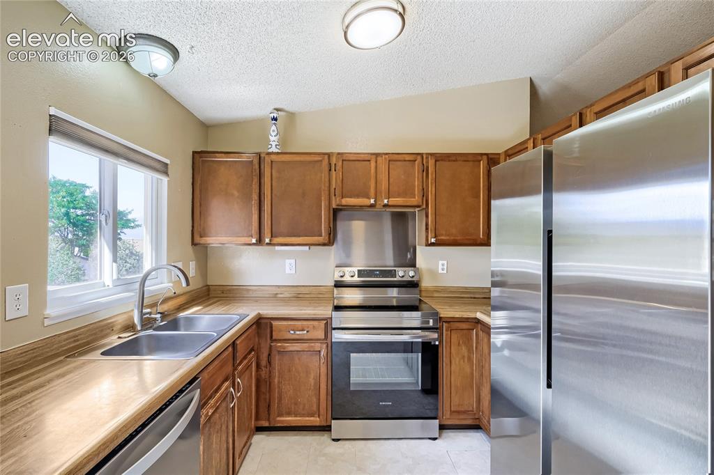 Image 7 of 26: Kitchen
