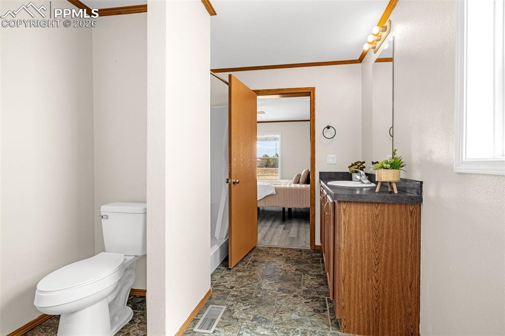Image 18 of 35: Bathroom