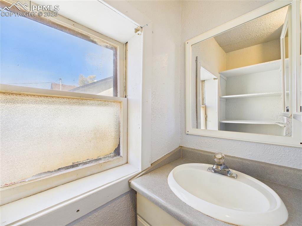 Image 14 of 29: Bathroom