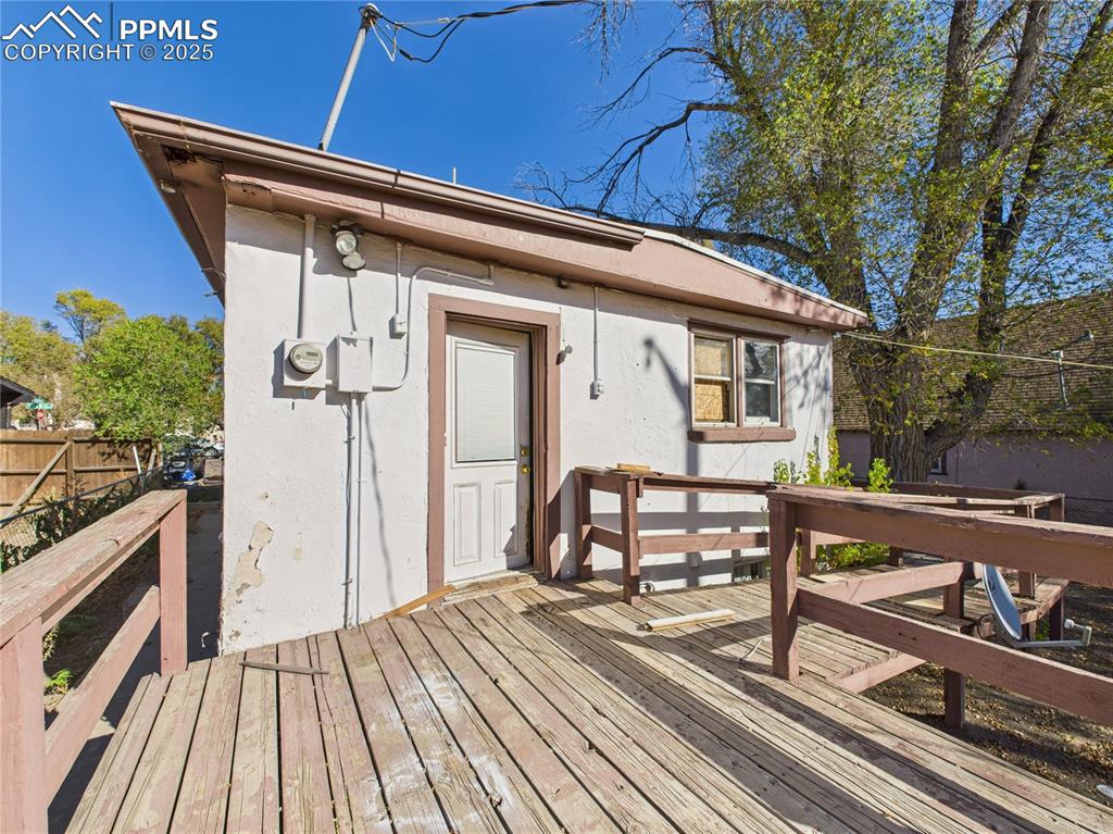 Image 22 of 29: Deck