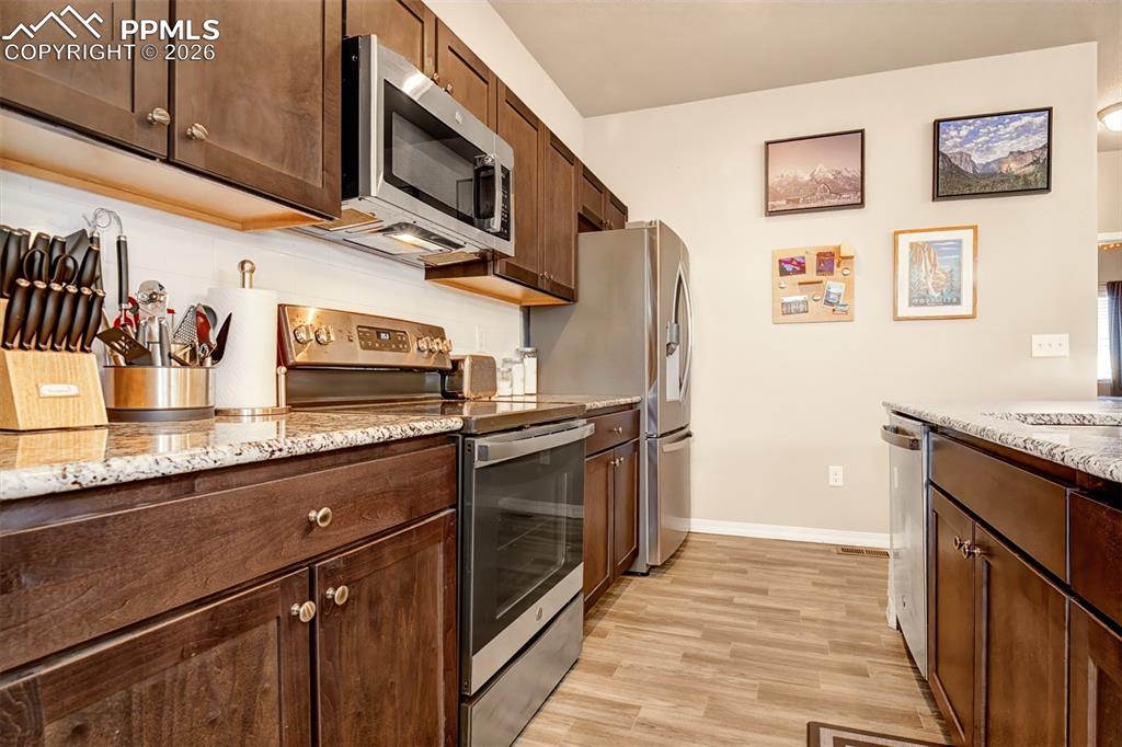 Image 7 of 26: Kitchen