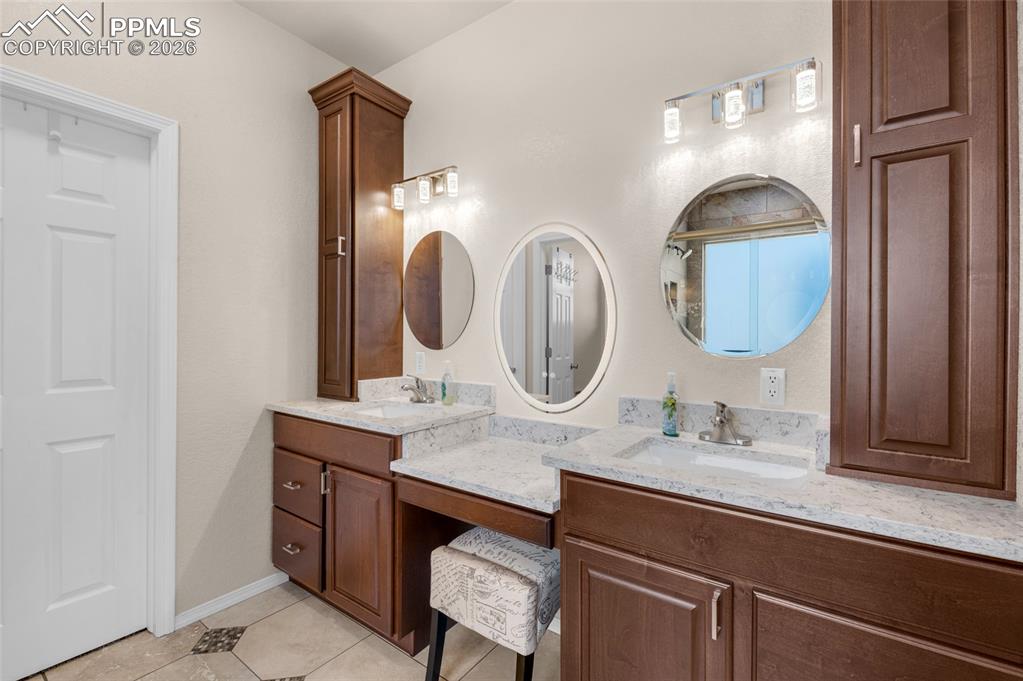 Image 17 of 48: Bedroom