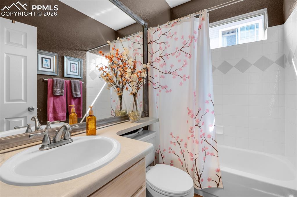 Image 21 of 48: Bathroom