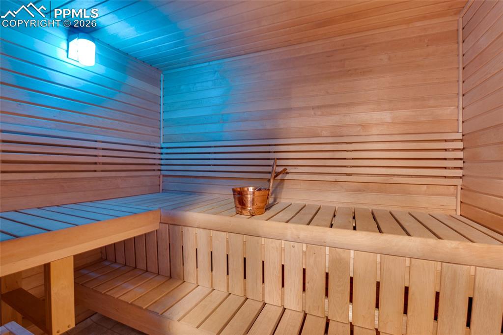 Image 32 of 48: Bedroom