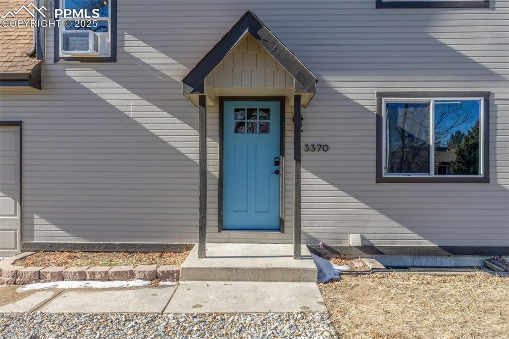 Image 2 of 28: This adorable home is move in ready for you.