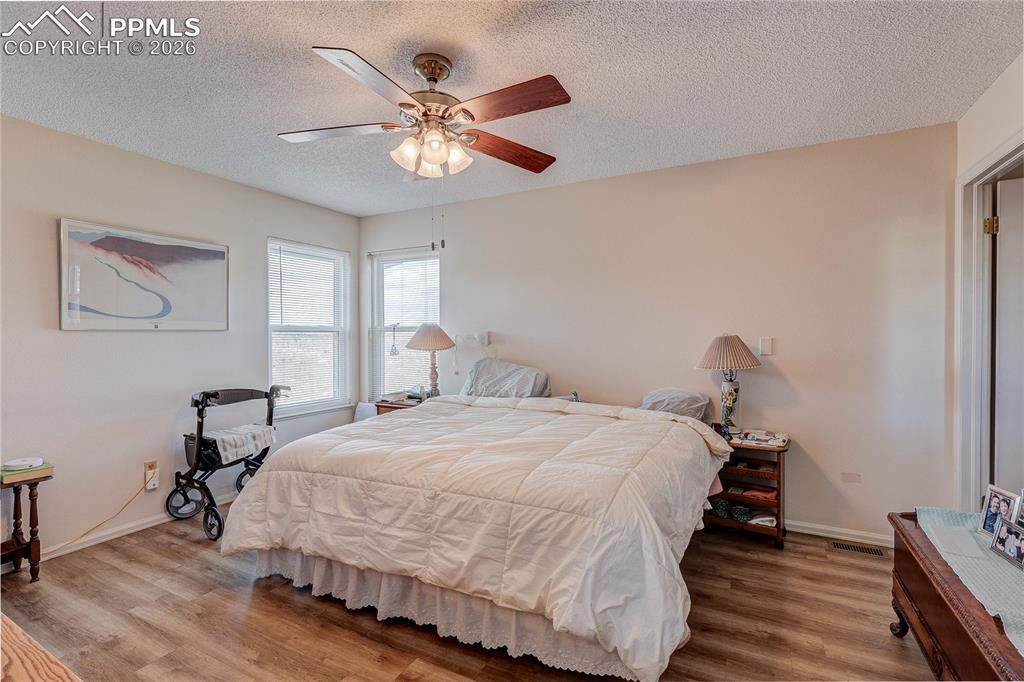 Image 11 of 25: Bedroom