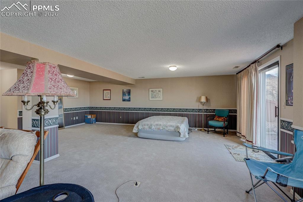 Image 16 of 25: Bedroom