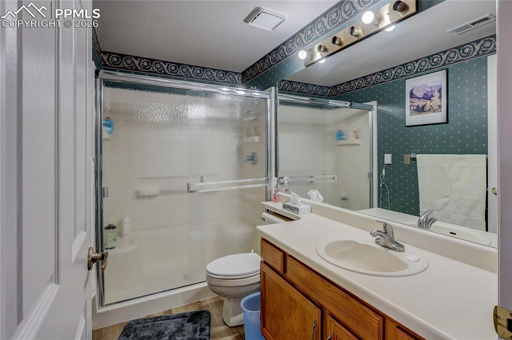 Image 17 of 25: Bathroom