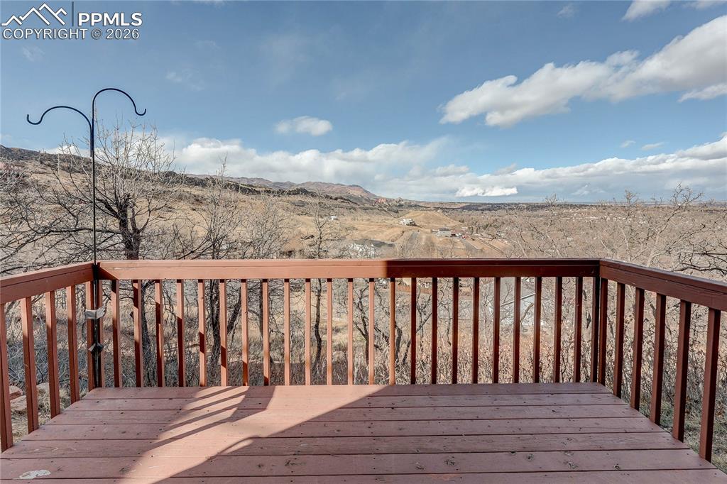 Image 19 of 25: Deck