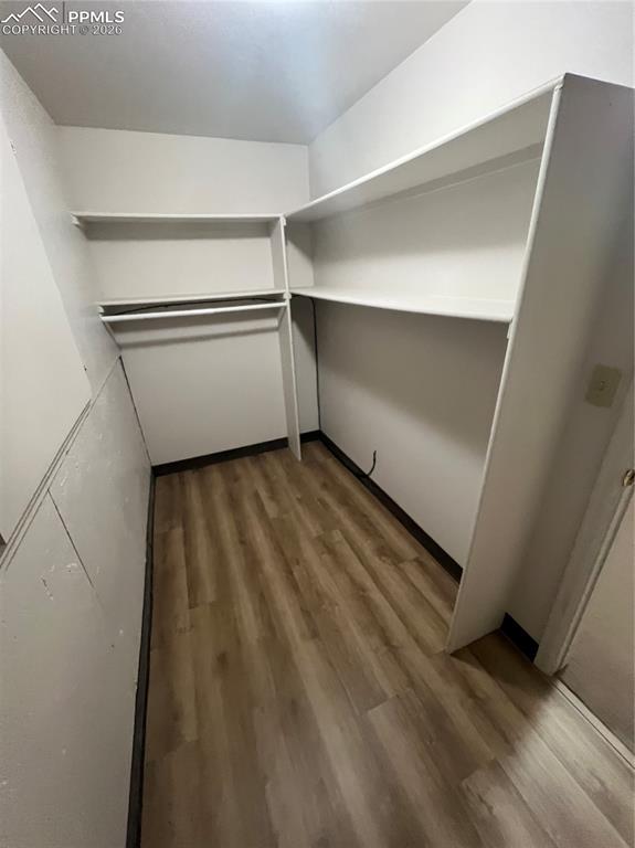 Image 27 of 36: Closet