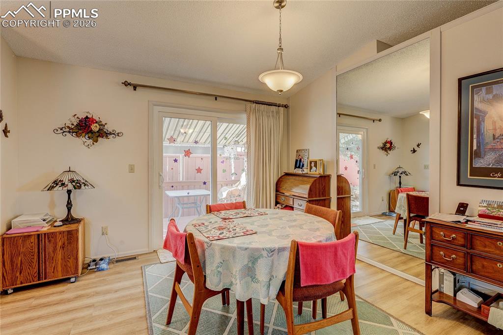 Image 7 of 25: Dining Area