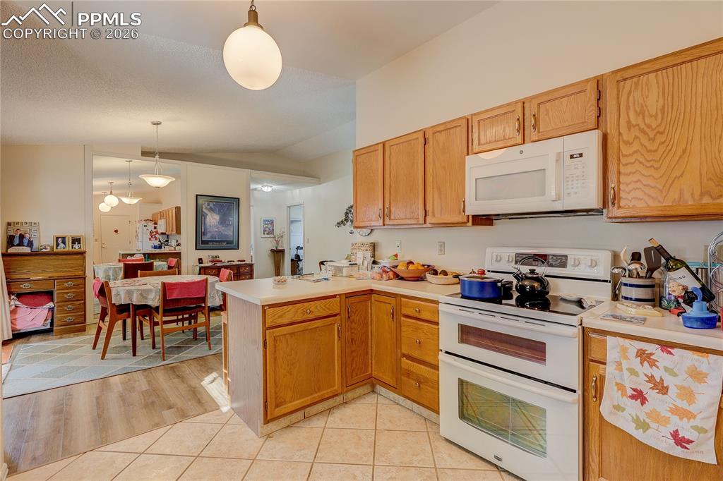 Image 8 of 25: Kitchen