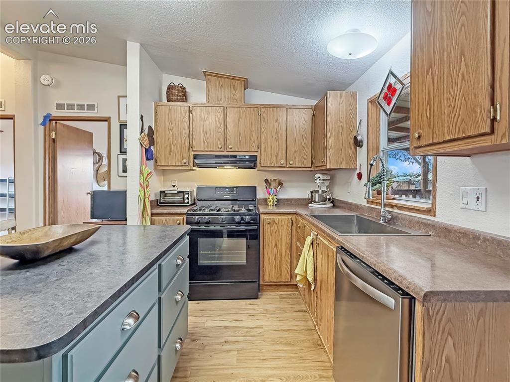 Image 10 of 32: Kitchen