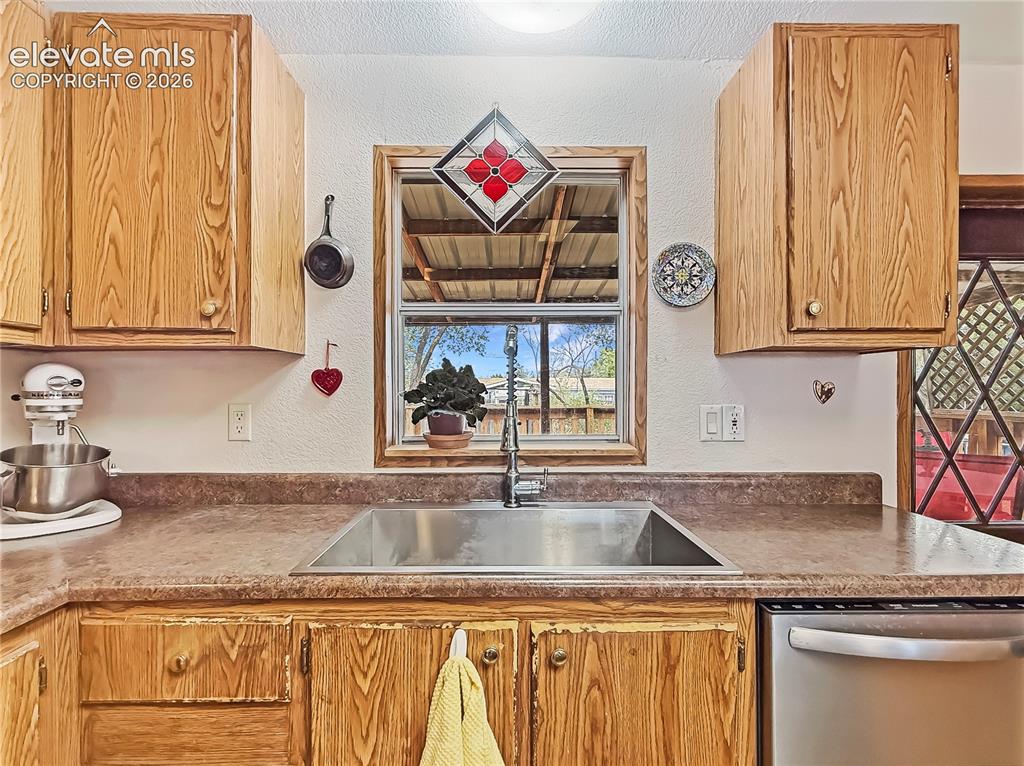 Image 11 of 32: Kitchen