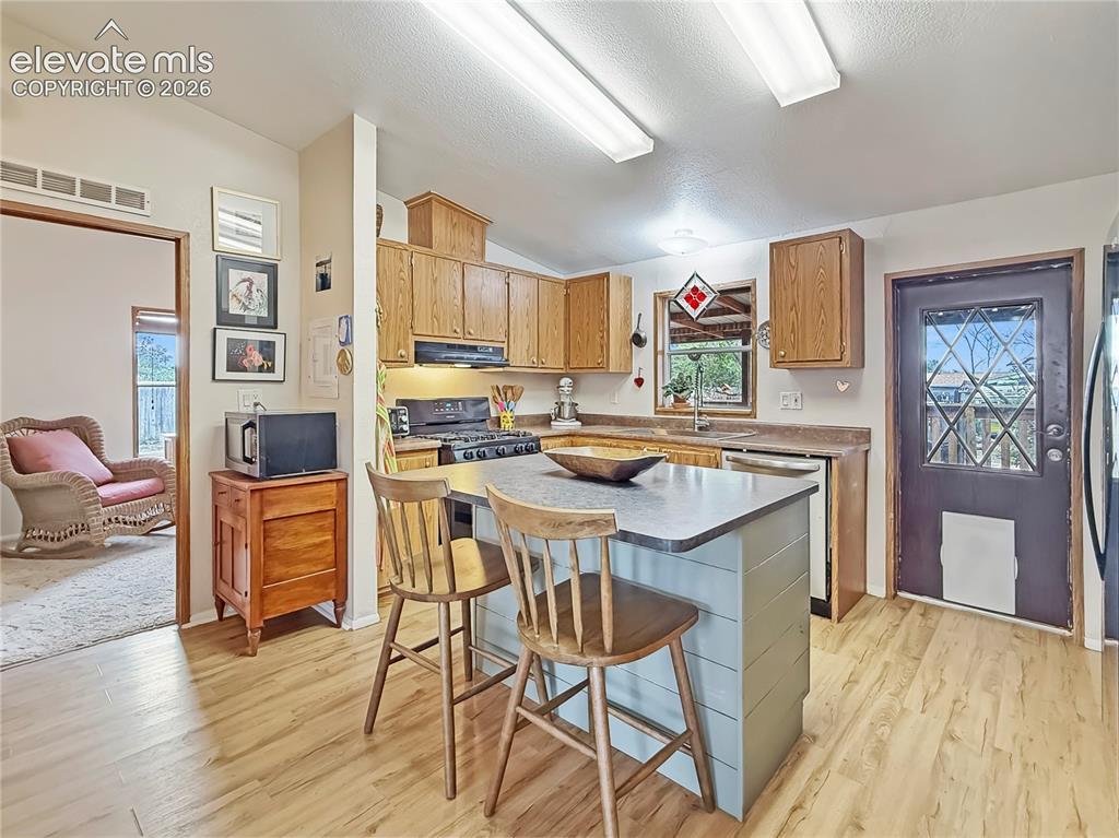Image 12 of 32: Kitchen