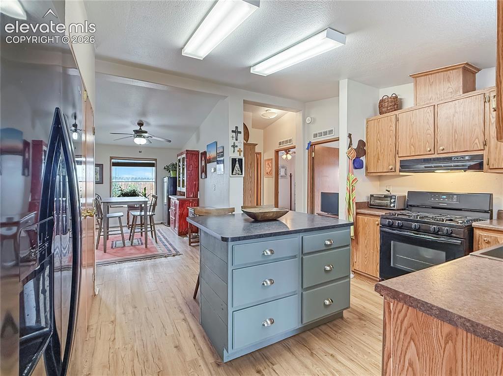 Image 13 of 32: Kitchen