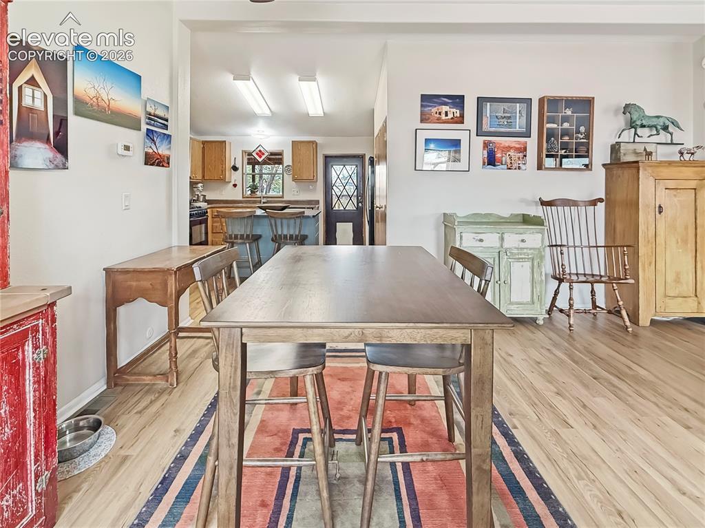 Image 14 of 32: Dining Area