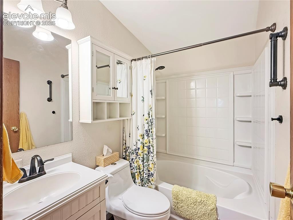 Image 23 of 32: Bathroom