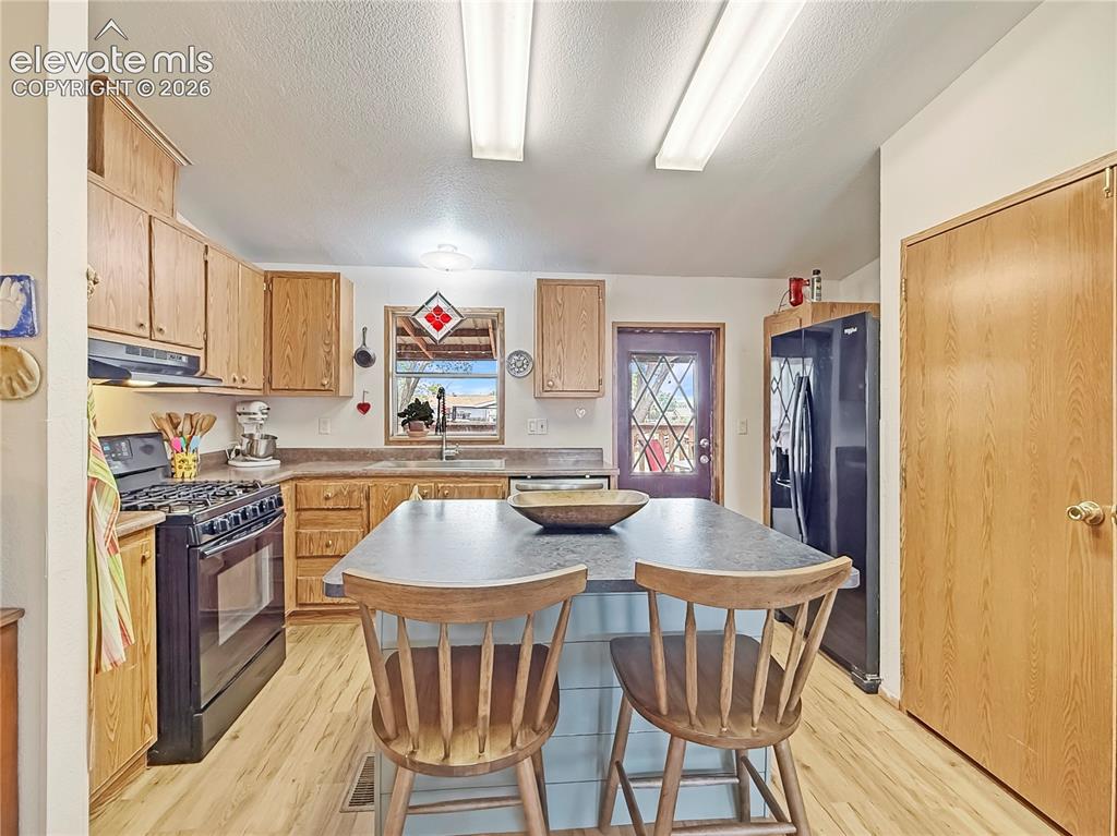 Image 9 of 32: Kitchen