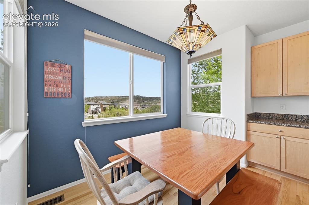 Image 14 of 49: Breakfast Nook