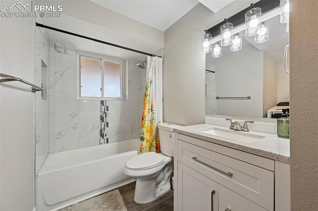 Image 30 of 36: Bathroom