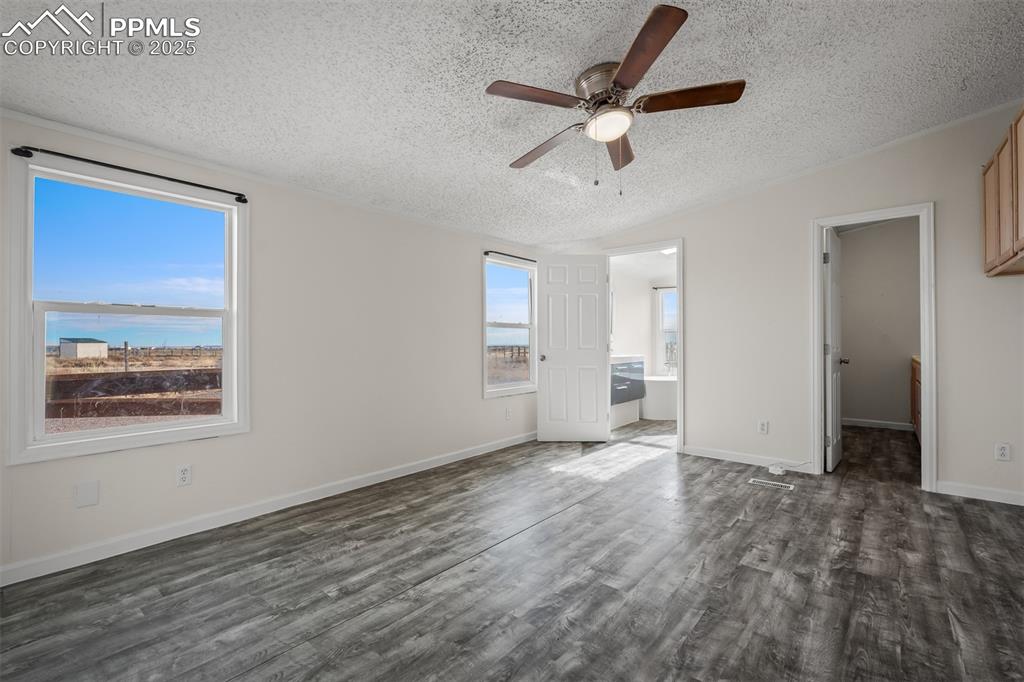 Image 13 of 30: Bedroom