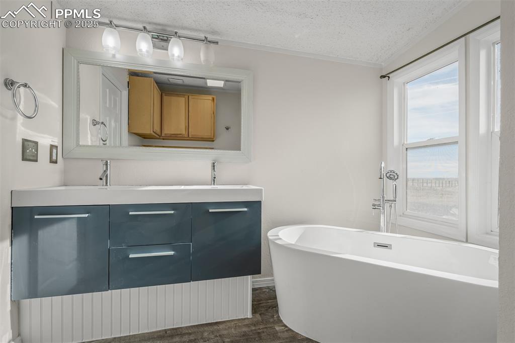 Image 17 of 30: Bathroom