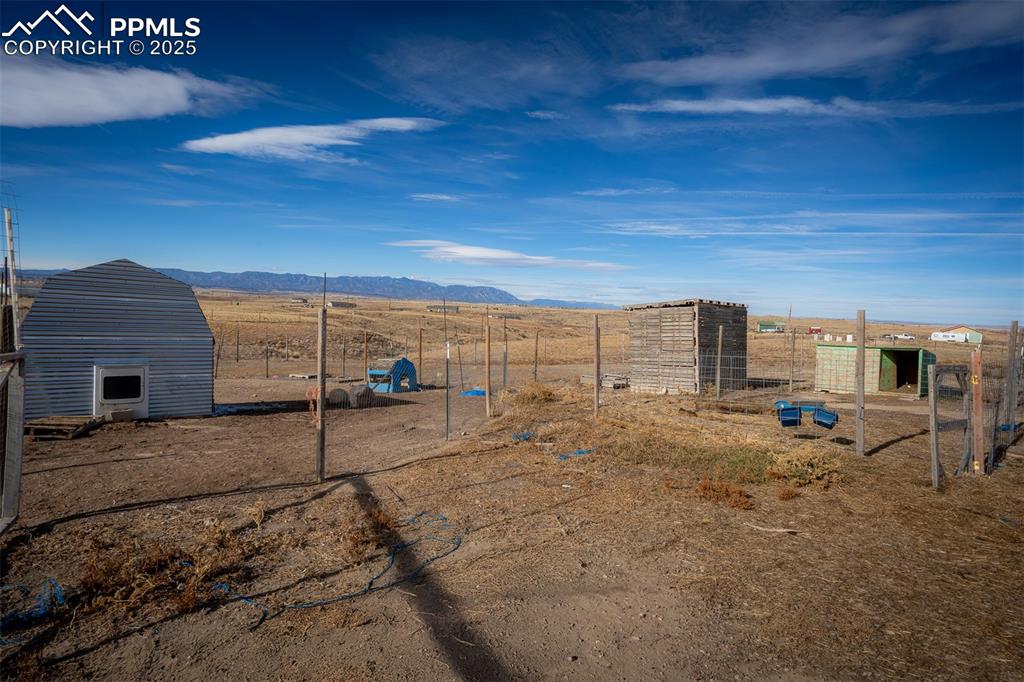 Image 23 of 30: Yard