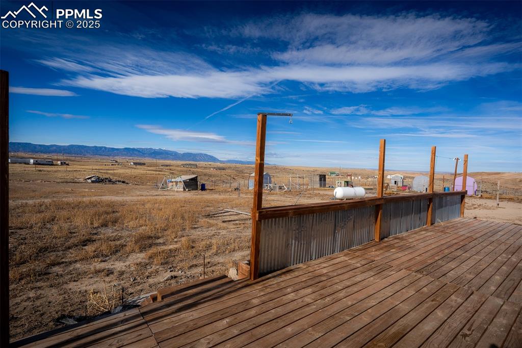 Image 28 of 30: Deck