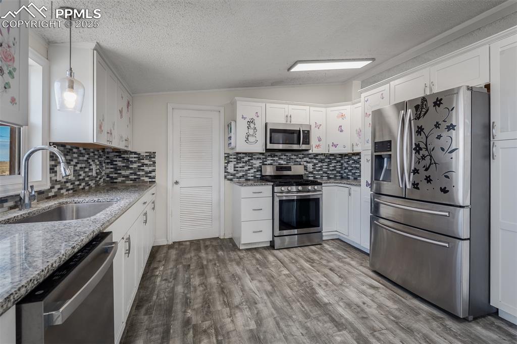 Image 5 of 30: Kitchen