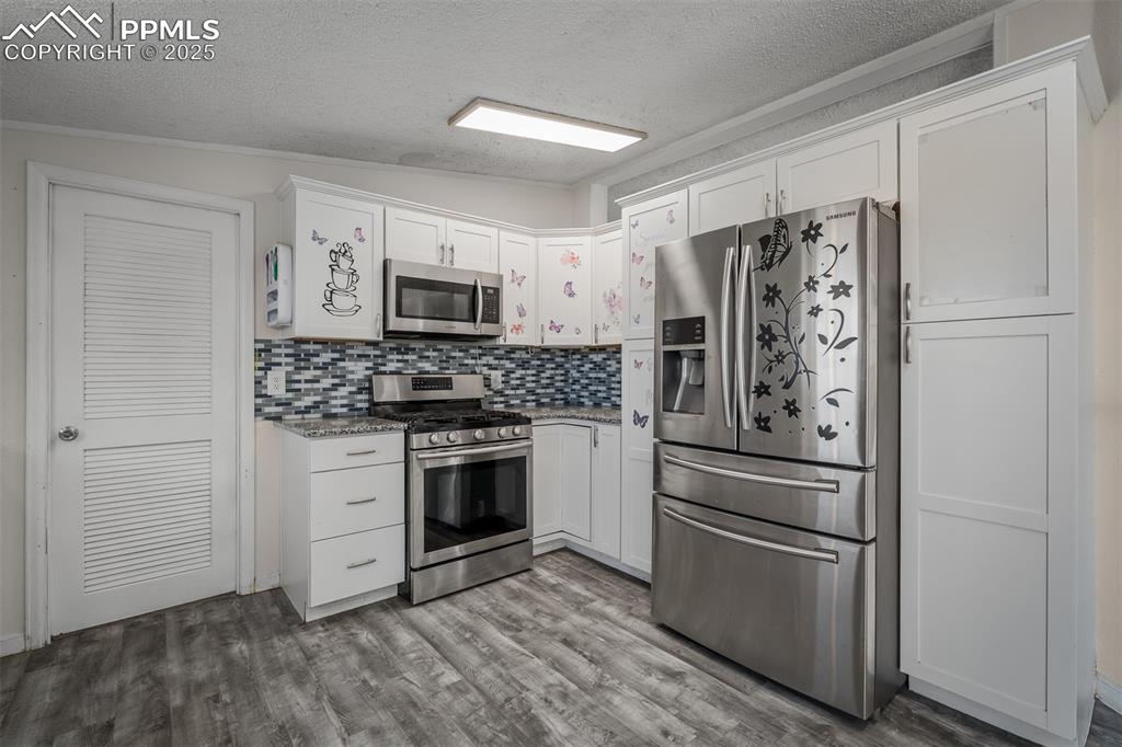 Image 6 of 30: Kitchen