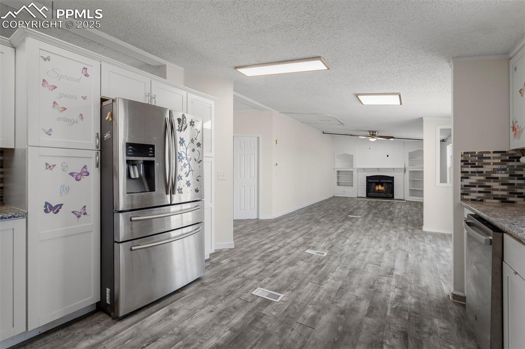 Image 7 of 30: Kitchen