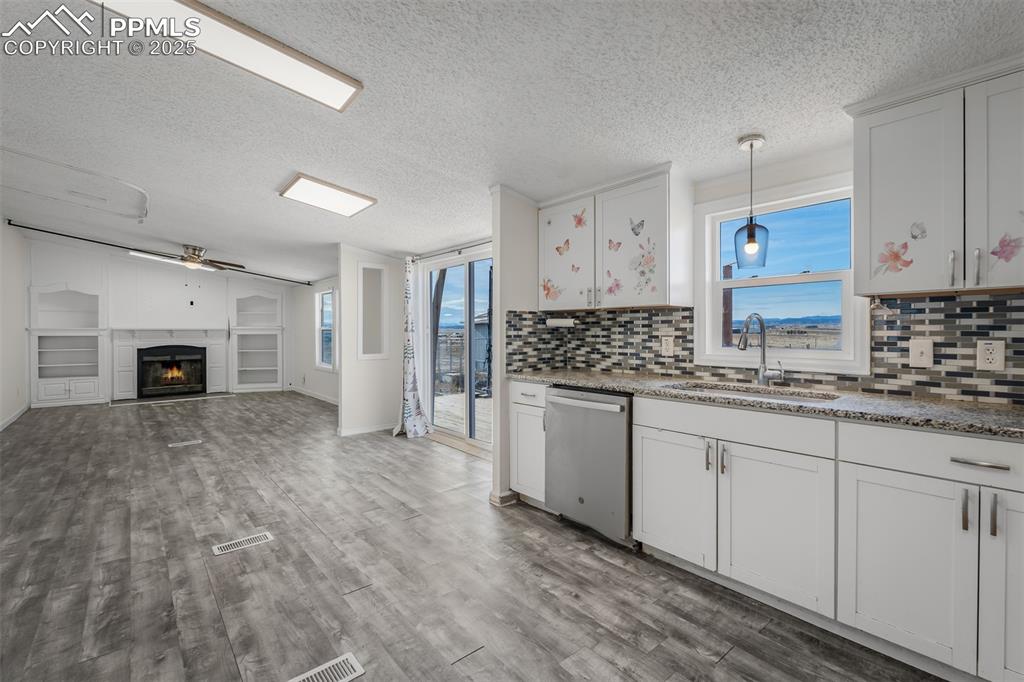 Image 8 of 30: Kitchen