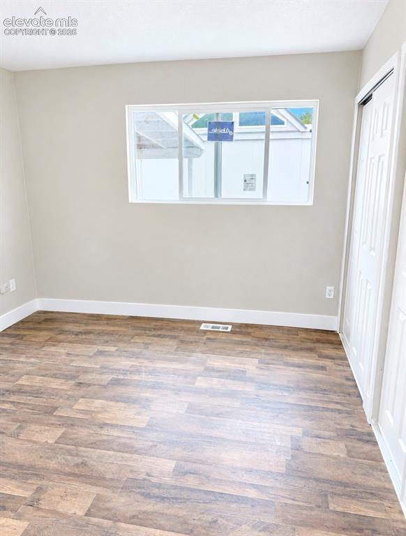 Image 6 of 8: Bedroom