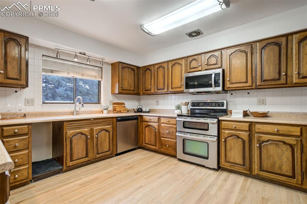 Image 20 of 48: Kitchen