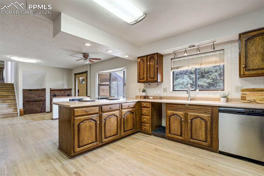 Image 22 of 48: Kitchen