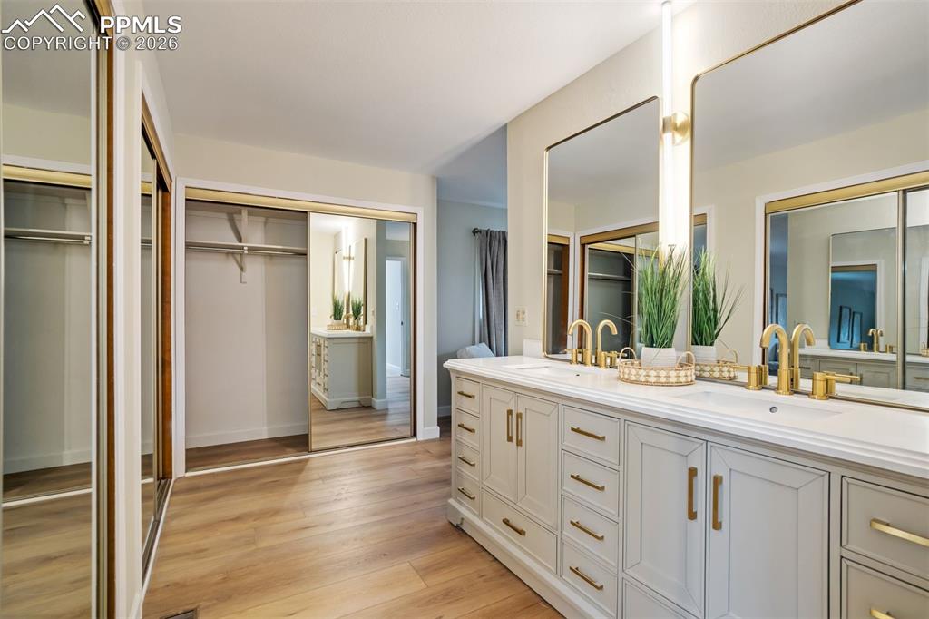 Image 28 of 48: Bathroom