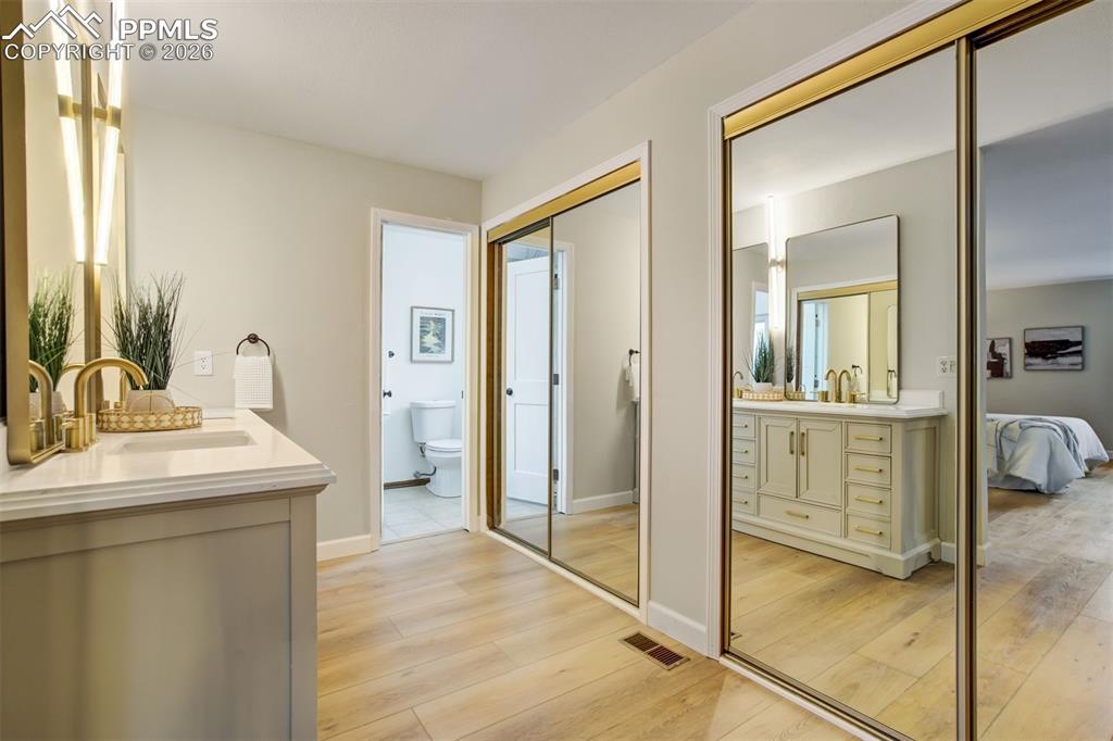 Image 30 of 48: Bathroom